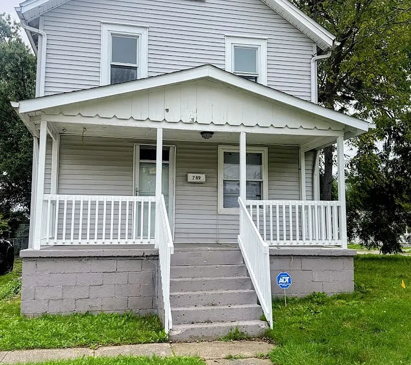 749 Columbus Ave