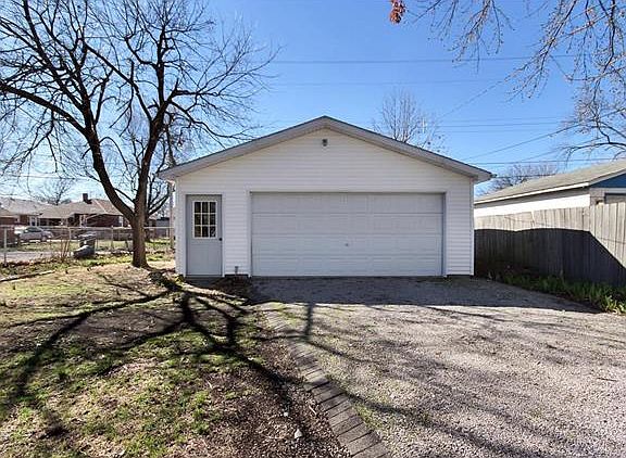 3rd image of 432 Whitelaw Ave