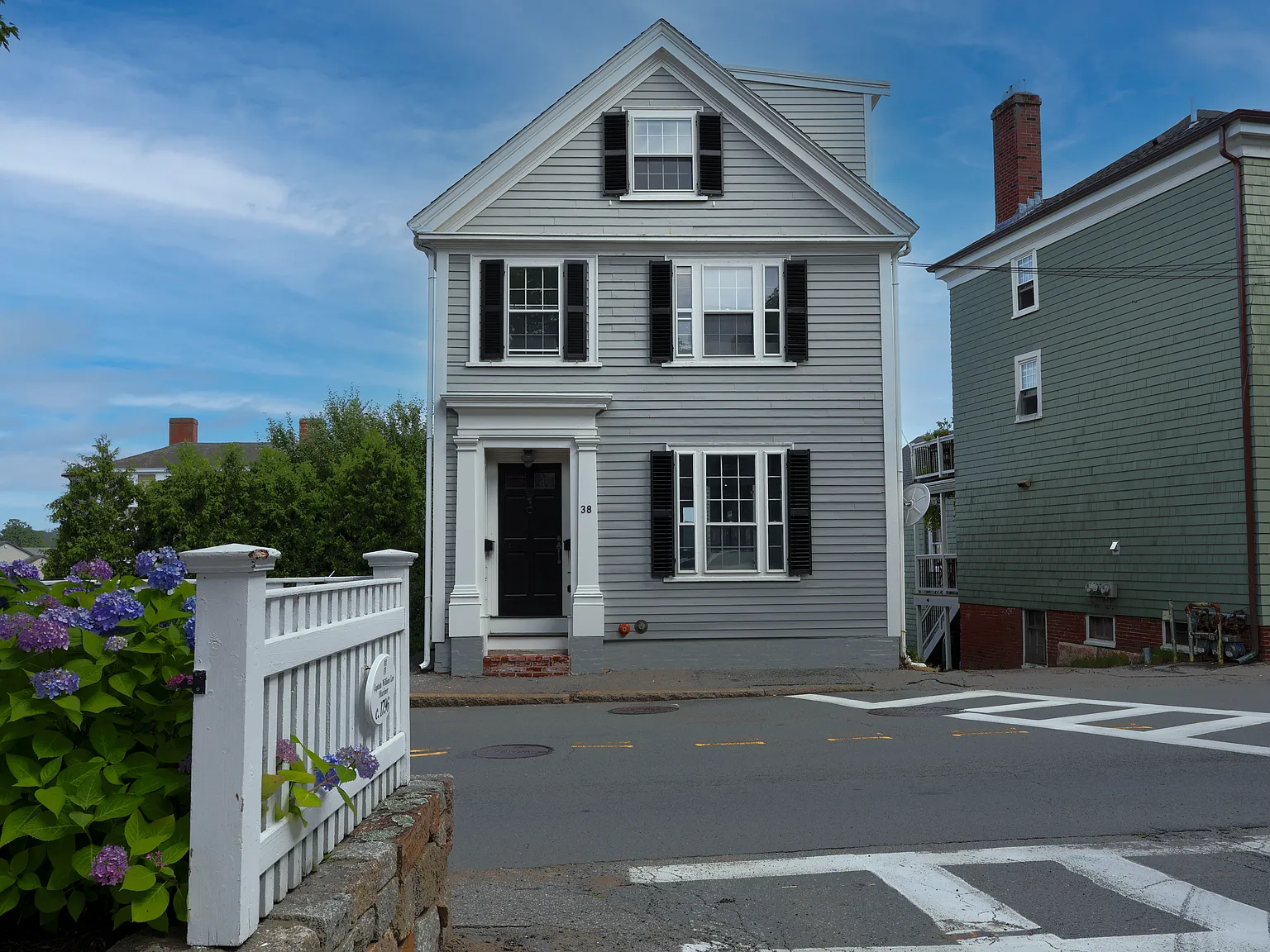 2 bed, 1.5 bath, 1100 sqft, $5,000 — Photo 1