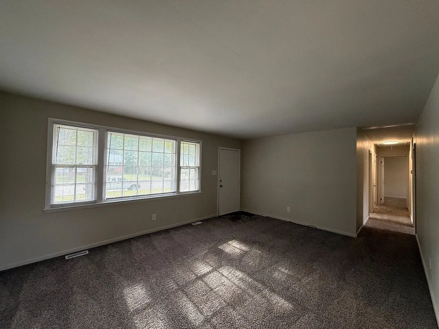 3 bedroom, 1 bath House — Photo 4