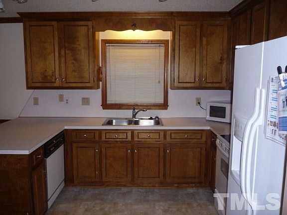 5th image of 704 Sanderson Dr