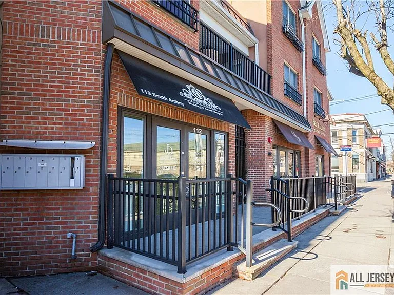 112 N Broadway St #B — Photo 2