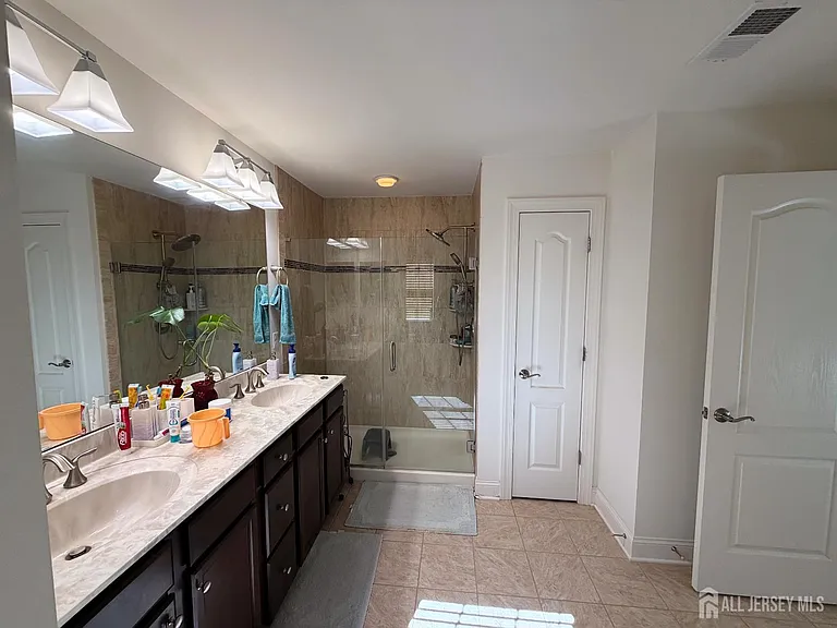47 Thomas Dr — Photo 11