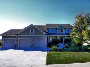 1548 Sparrow Rd, Waconia, MN 55387