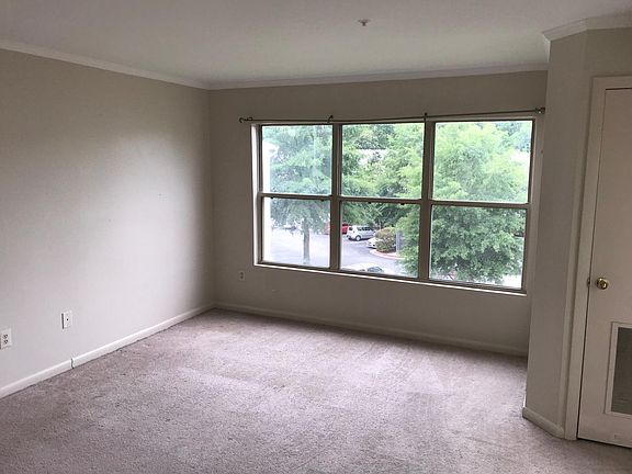 3rd image of 10 Sandstone Ct APT L