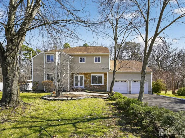 17 Willow Dr, Old Bridge, NJ 08857