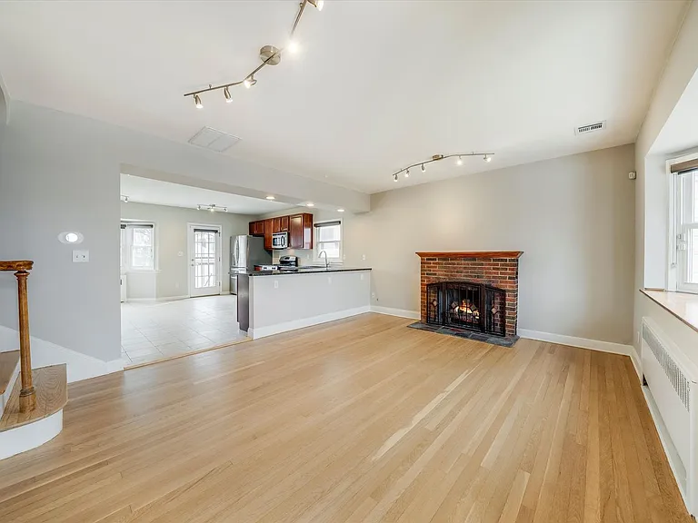 981 Johnson Pl — Photo 2