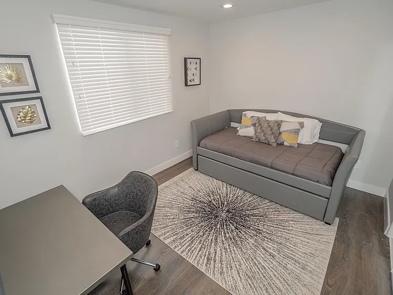 2631 S La Salle Ave — Photo 29