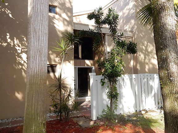 3rd image of 9886 Fairway Cove Ln