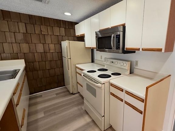 3rd image of 828 Oakleigh Ave APT 17