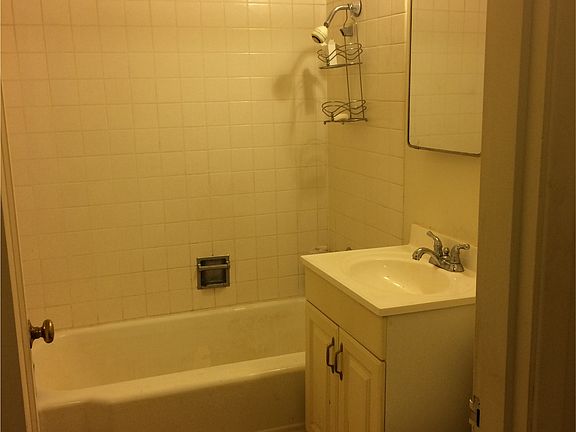 5th image of 929 Queen Anne Ave N APT 4