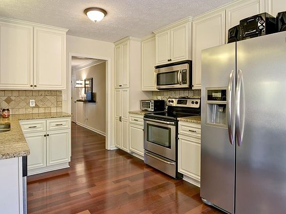 3rd image of 206 Valley Brook Dr