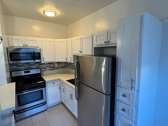 5th image of 250 N Kenmore Ave #301