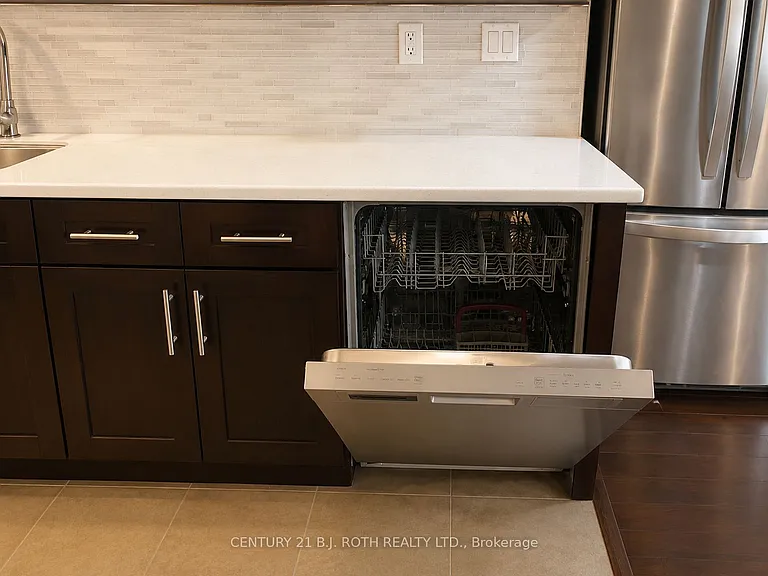 Succession Cres — Photo 13