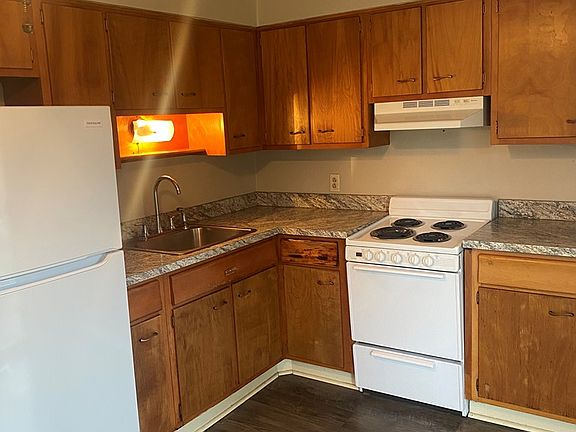 5th image of 104 Brookwood Way N