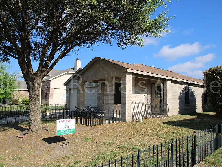 505 E Vega Ln — Photo 2