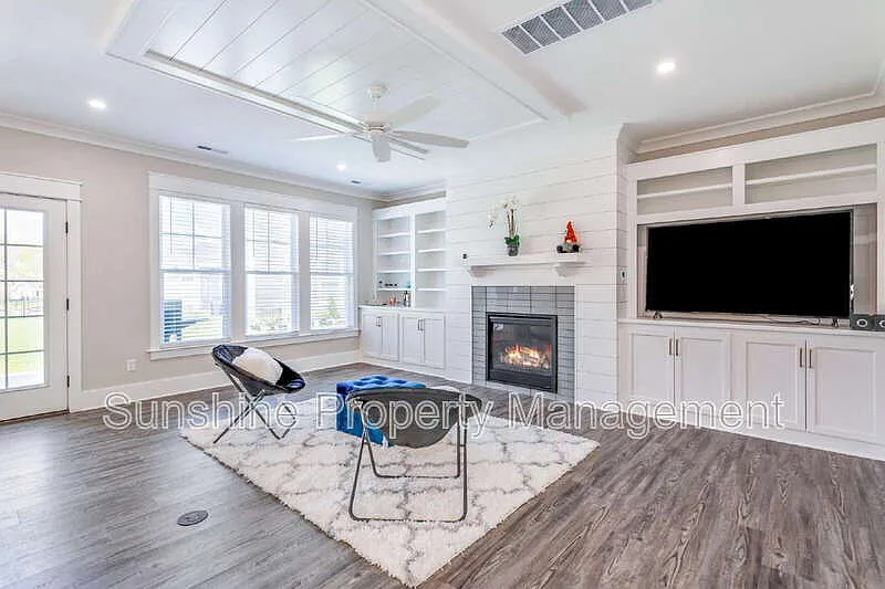 5 bed, 3.5 bath, 3000 sqft, $4,000 — Photo 3