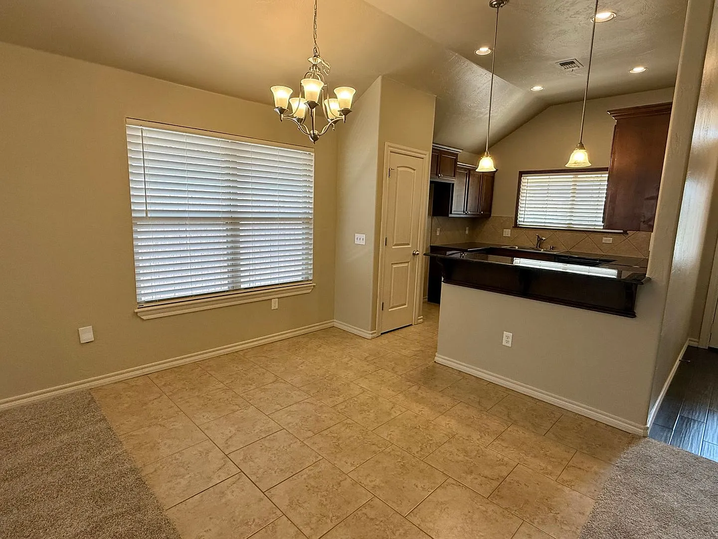 Cute 4 Bedroom With Storm Shelter — Photo 4