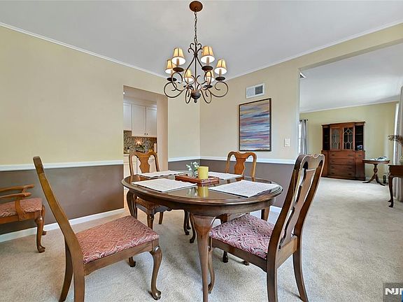 5th image of 63 Surrey Ln