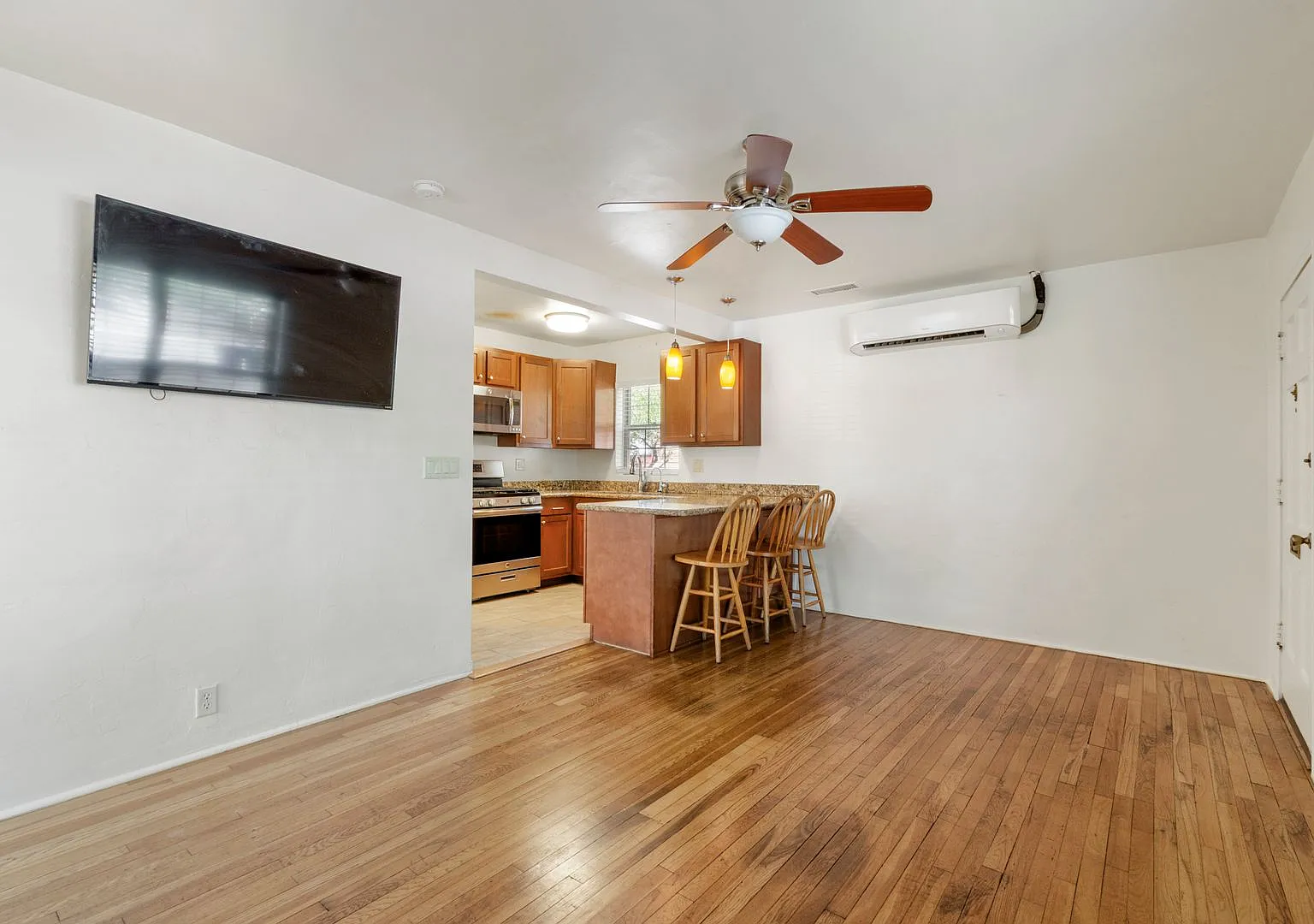 Perfect Home For College Students! 3 Bed 2 Bath! — Photo 3