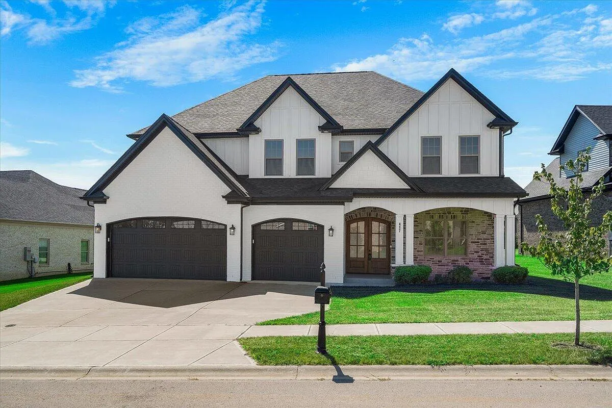 5 bed, 4.5 bath, 4830 sqft, $5,000 — Photo 1