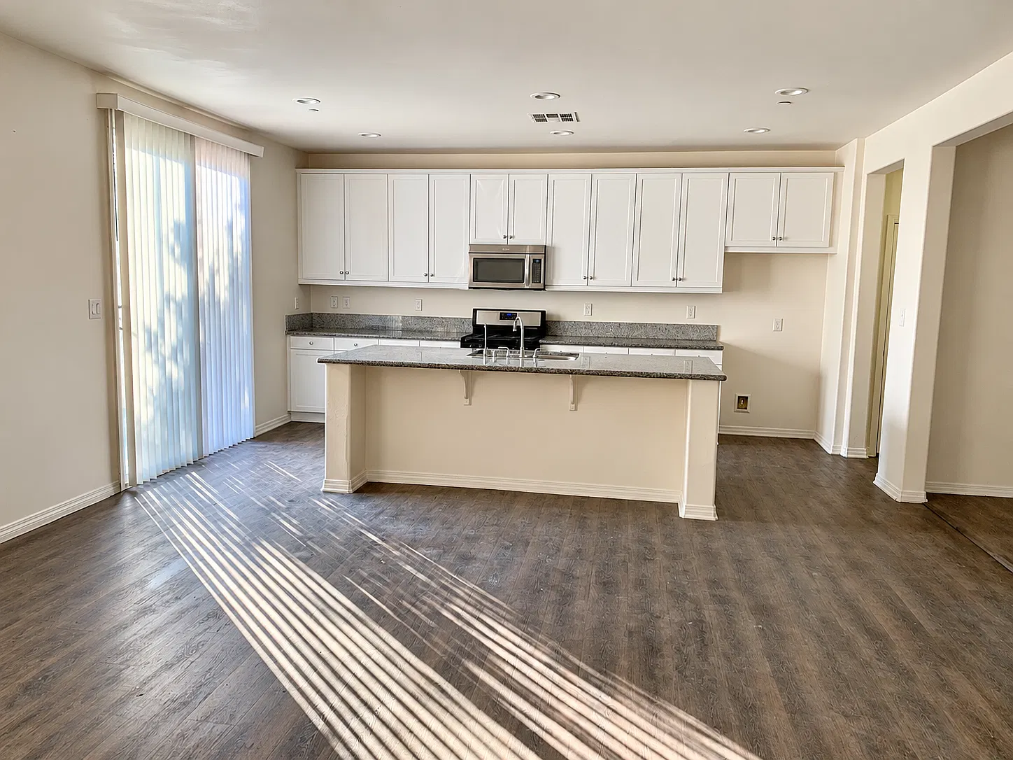 4 bed, 1939 sqft, $2,549 — Photo 3