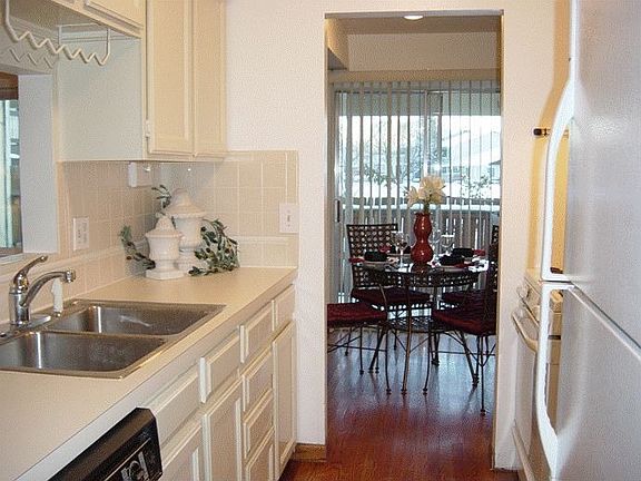 Kitchen- updated with nice appliances (gas stove)