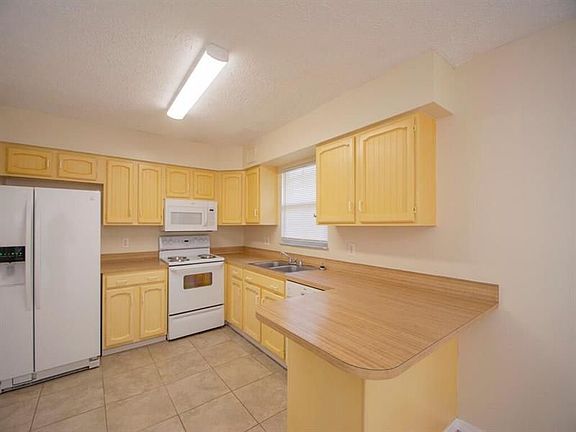 4th image of 568 SW Prado Ave