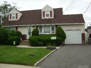 7 Ferney St, Hicksville, NY 11801