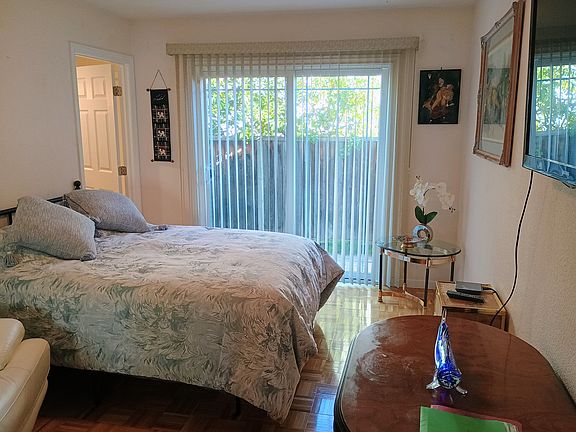 5th image of 646 Lambeth Ct