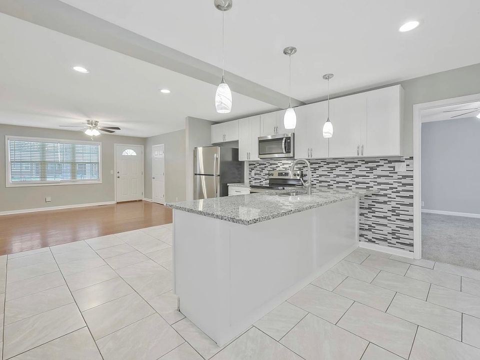 1st image of 304 Nix Dr