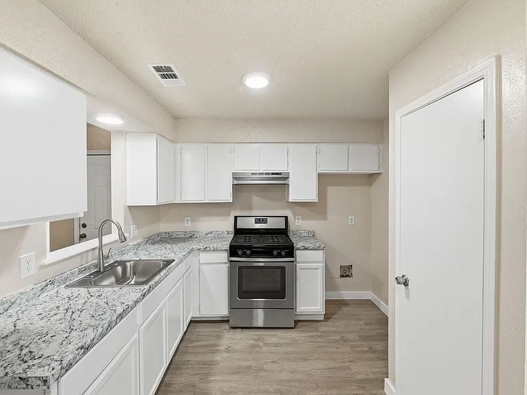 2204 Donahue Ln #B — Photo 3