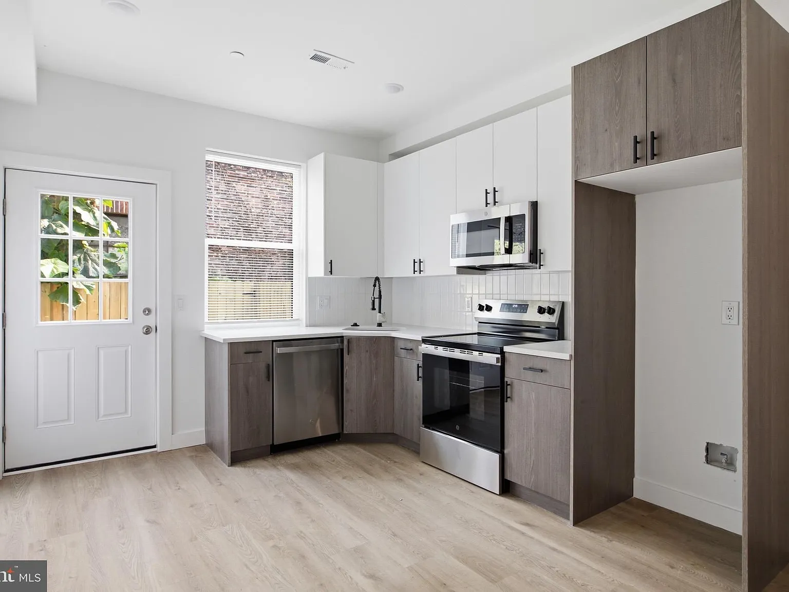 4 bed, $2,500 — Photo 4