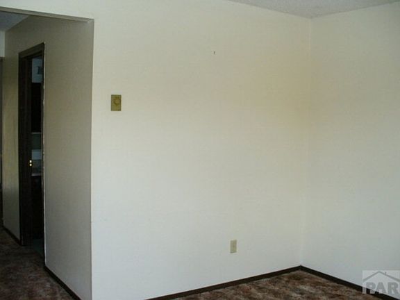 3rd image of 13 Royal Crest Dr