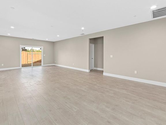 5th image of 947 Pinedale Ave