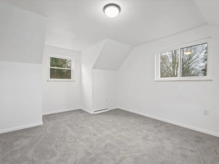 1303 Cloverdale St — Photo 14