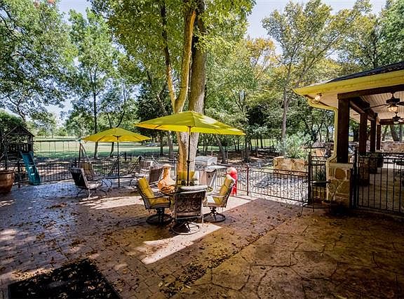 5th image of 1110 Willow Ln