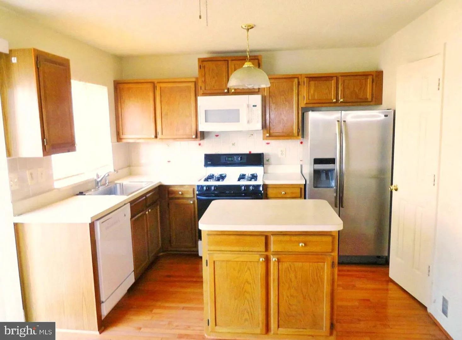 Beautiful 3-level townhouse convenient to I-95, Beltway, and Kingstowne/Springfield Mall — Photo 4