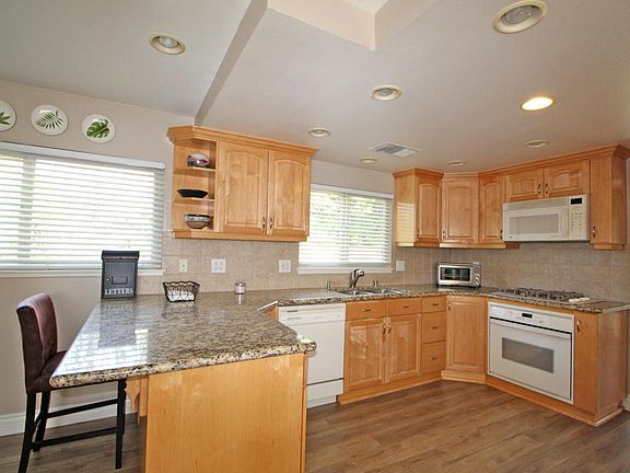 3rd image of 2462 Sirius St