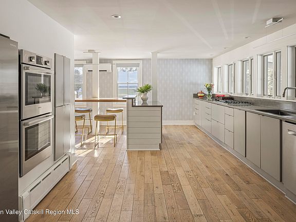 3rd image of 28 Hudson Street