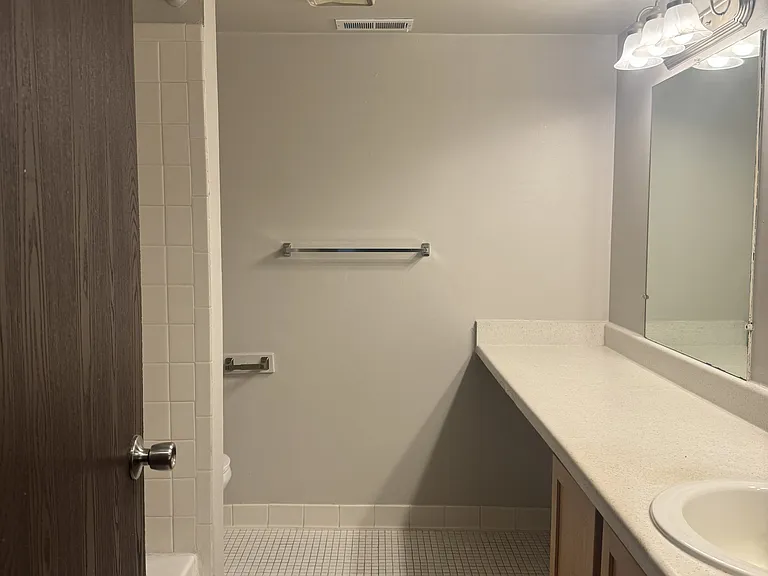 Drawbridge Apartments East — Photo 33
