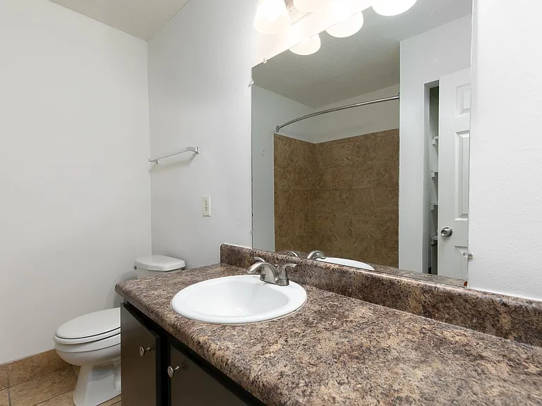 5th Avenue Apartments — Photo 36