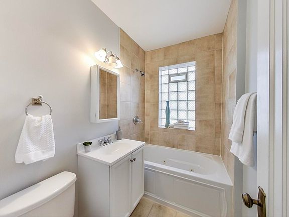 5th image of 4671 N Lowell Ave #3