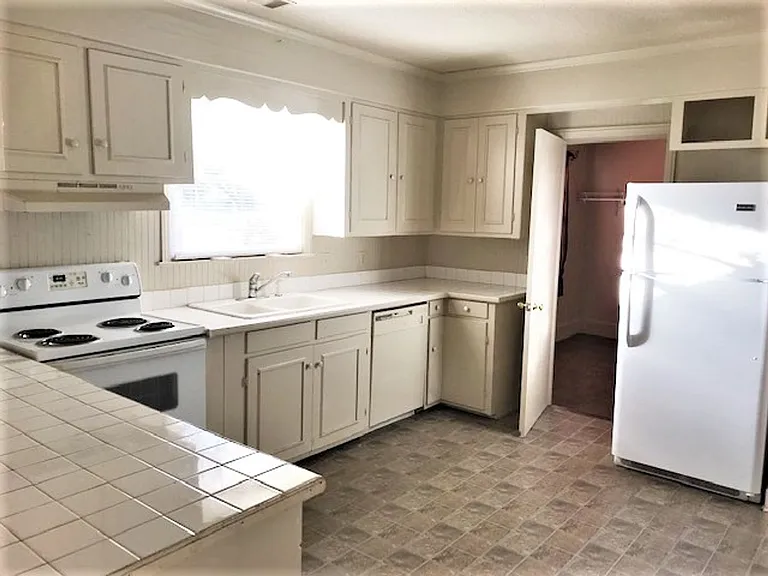 506 Park Ave — Photo 2