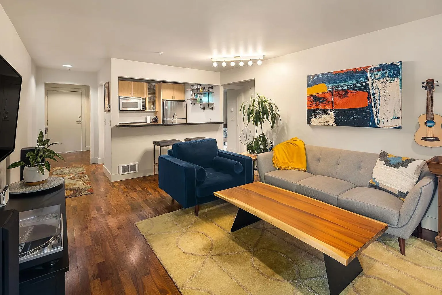 2 bed, 742 sqft, $3,250 — Photo 2