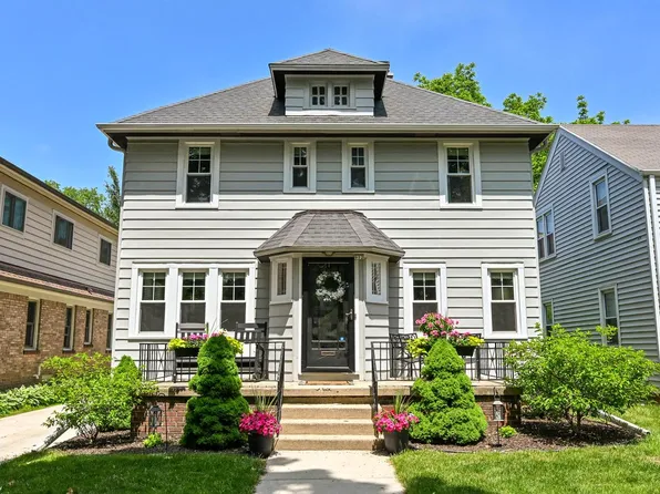 912 E Meadow PLACE, Whitefish Bay, WI 53217