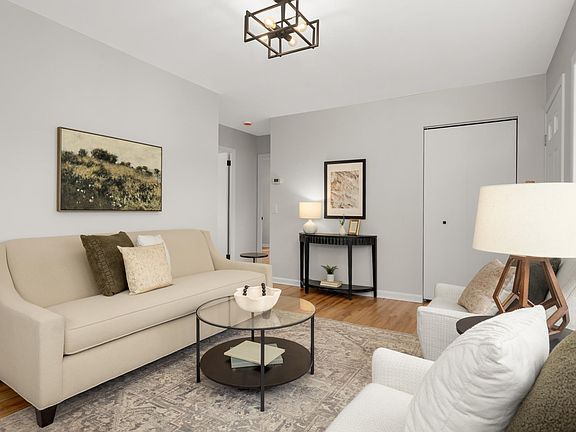 5th image of 518 10th Ave NW