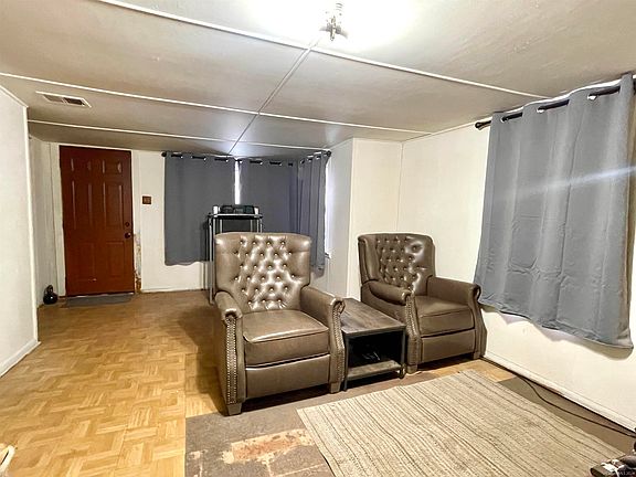 5th image of 463965 Parkwood Dr