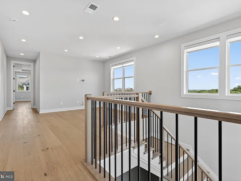 881 N Manchester St — Photo 26