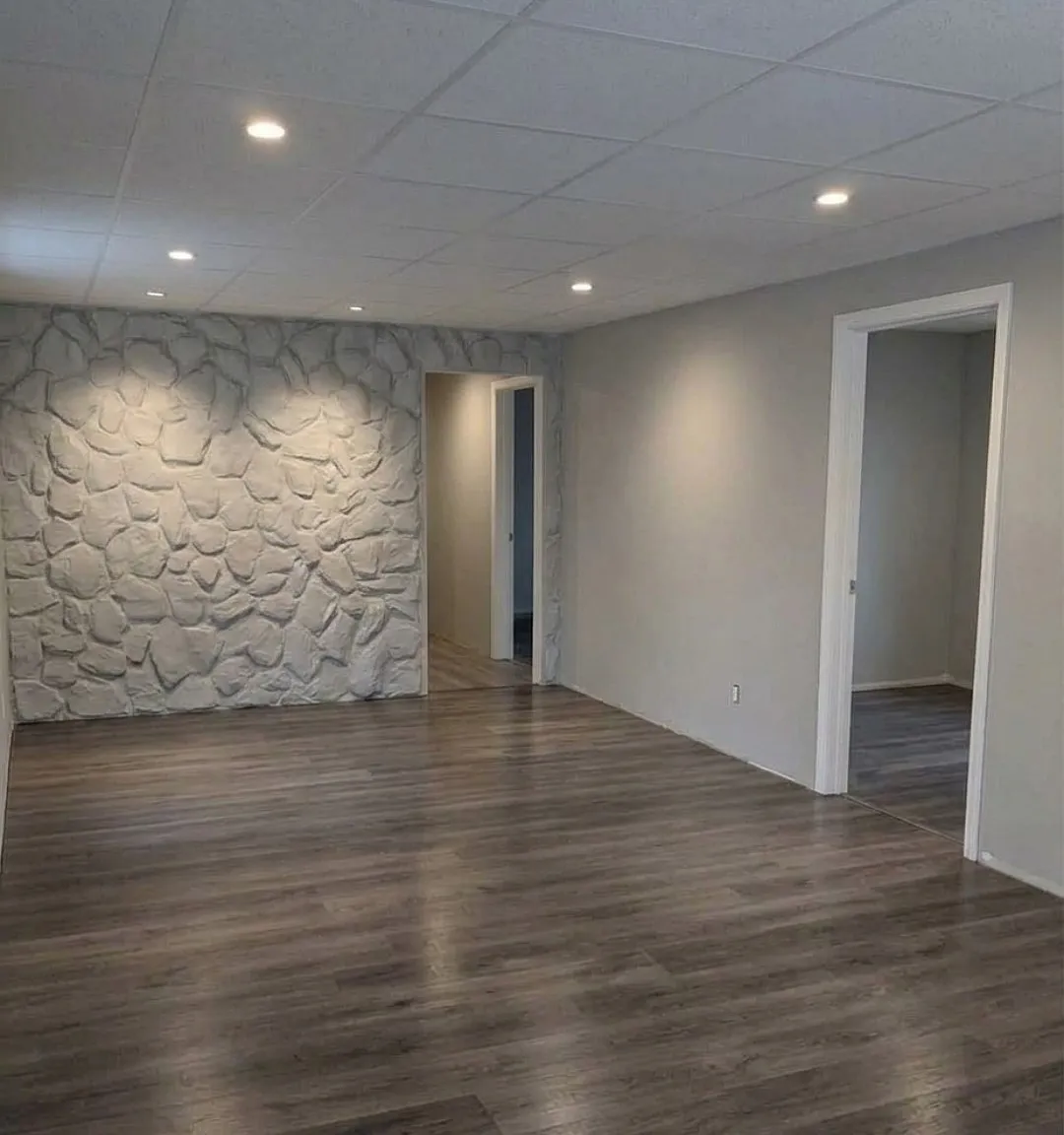 940 N Hamlin Ave — Photo 2